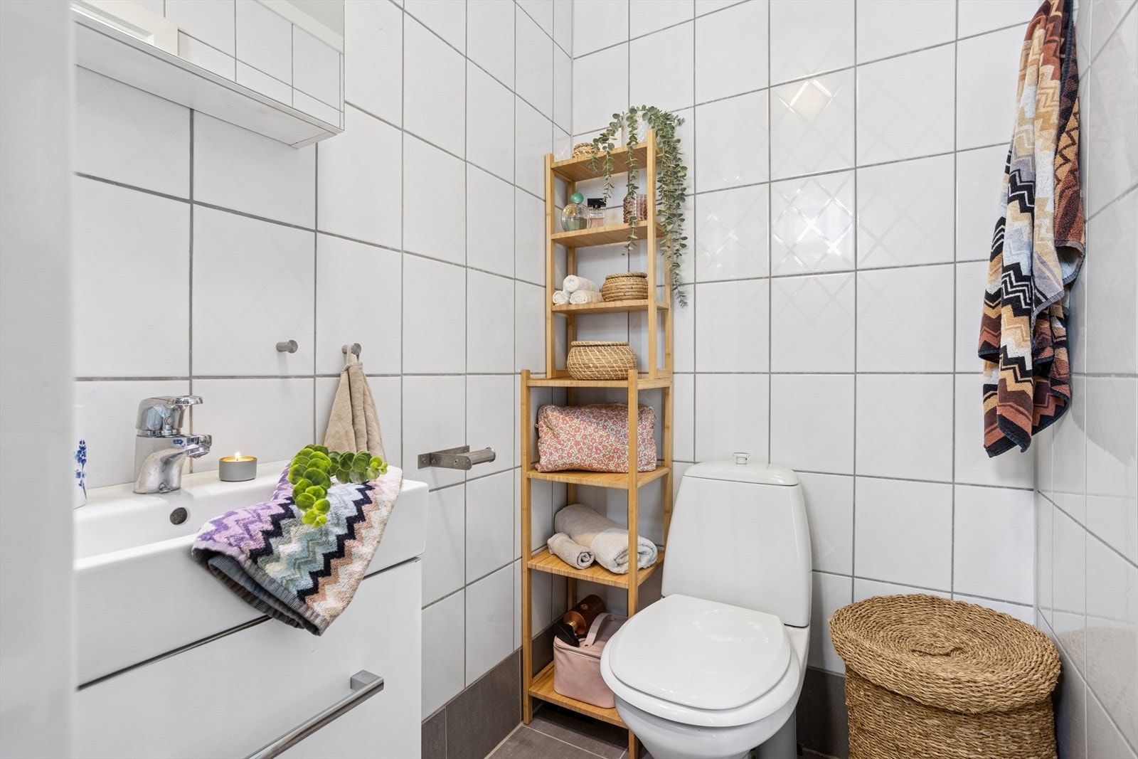 Helfliset baderom oppgradert i 2014, med adkomst fra kjøkken. Galleribilde