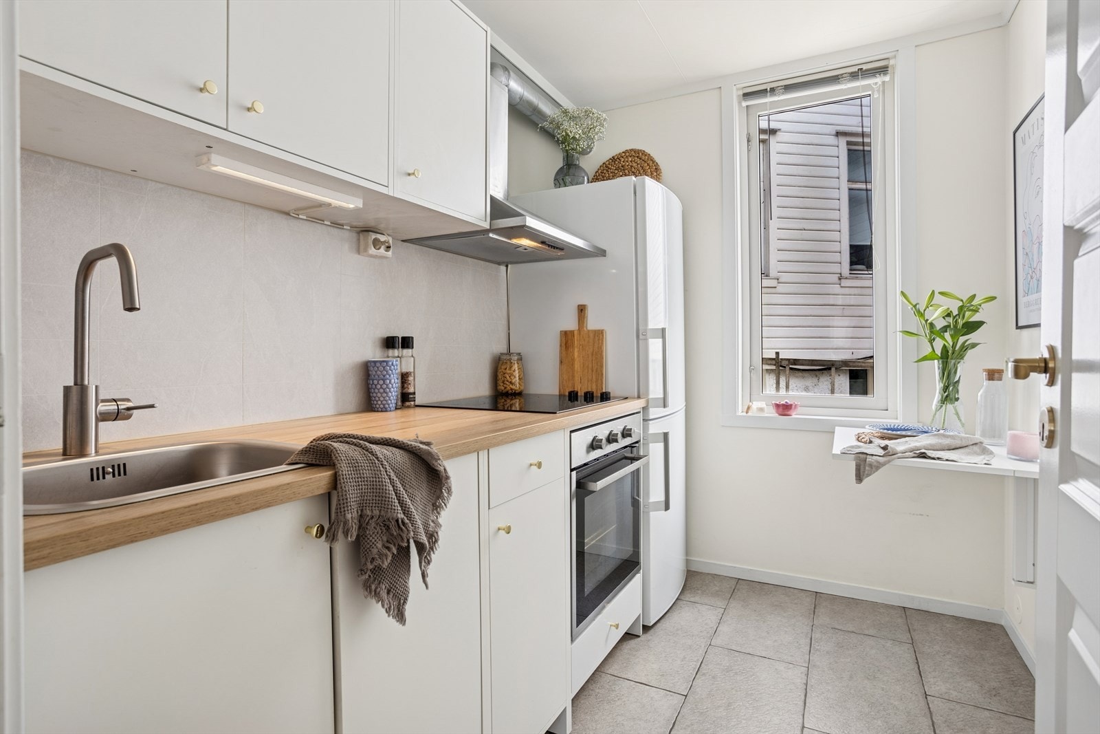 Kjøkkenet ble oppgradert i 2014 og har innebygd stekeovn, frittstående kombiskap, kjøkkenplater over benkeplate og veggmontert ventilator med avtrekk ut. Galleribilde