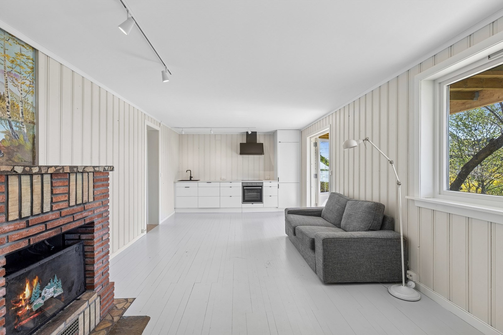 Åpen plassbygget peis i stuen. Galleribilde