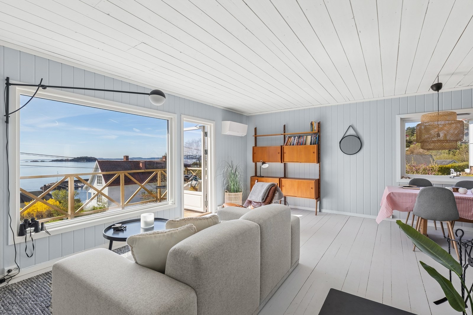 Det er montert luft til luft varmepumpe, som sørger for den rette innetemperaturen gjennom hele håret. Galleribilde