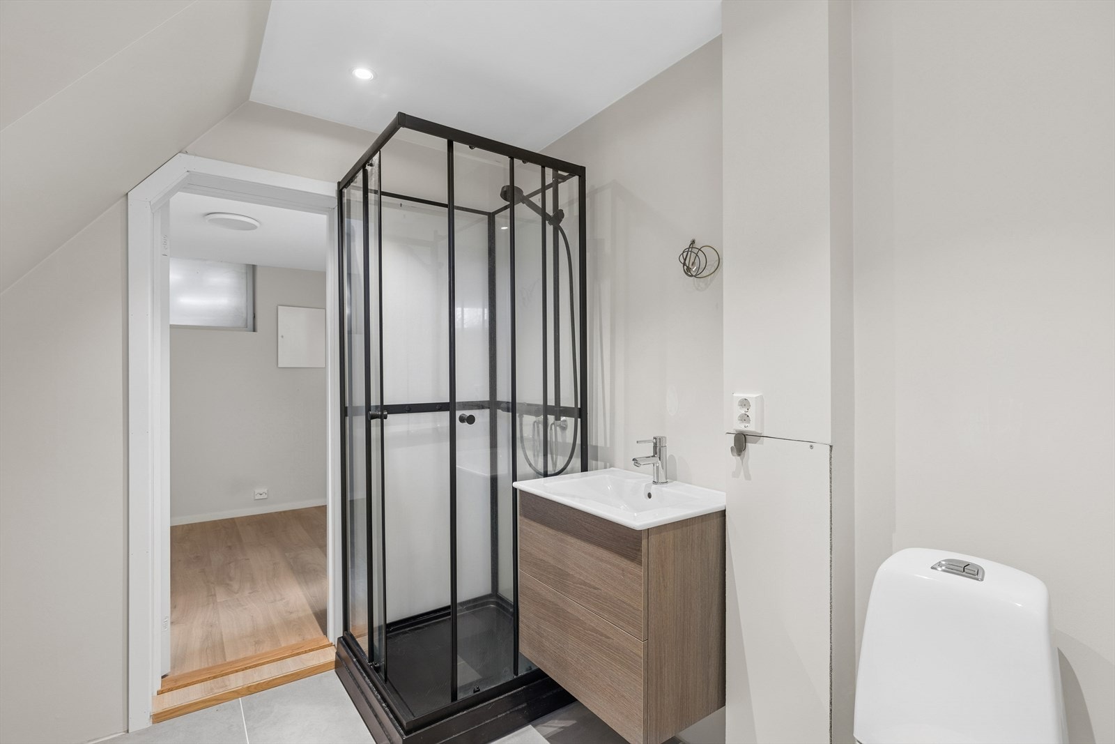 Baderomskonstruksjon fra 2024 i sokkeletasje. Adkomst fra soverom. Galleribilde