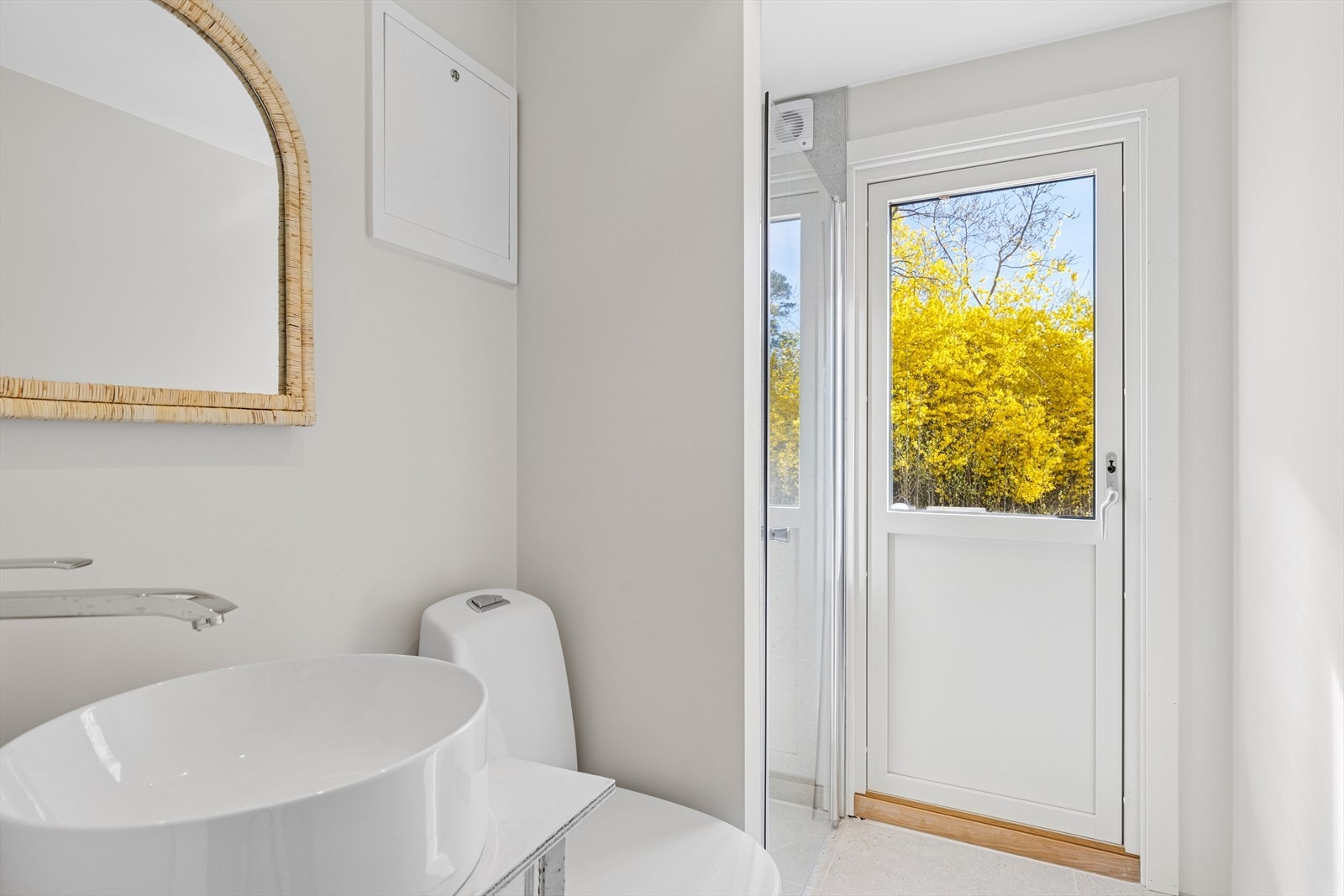 Bad i 1.etasje med utgang til veranda. Galleribilde