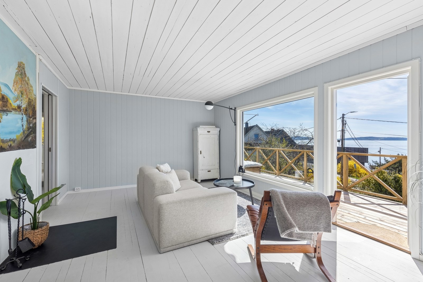 Stuen er svært lys med fantastiske utsiktsforhold Galleribilde