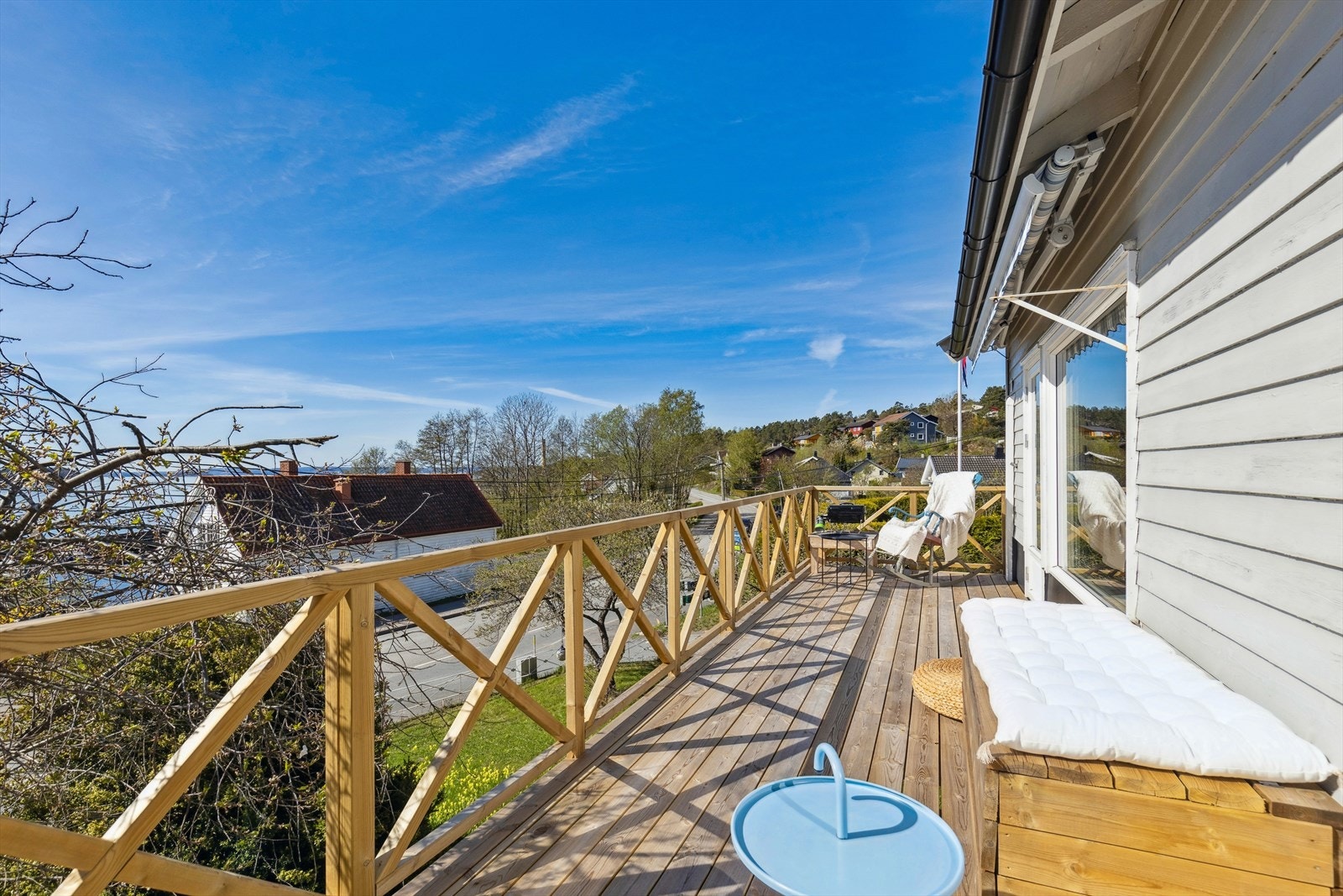 Plass utemøblement, grill og beplantning. Galleribilde