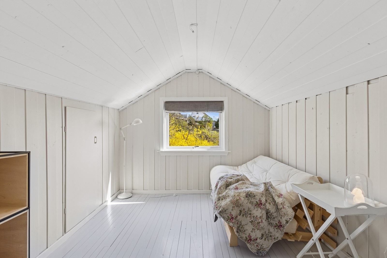 Det er lagringsplass i knevegger med dører med glatte fronter. Galleribilde