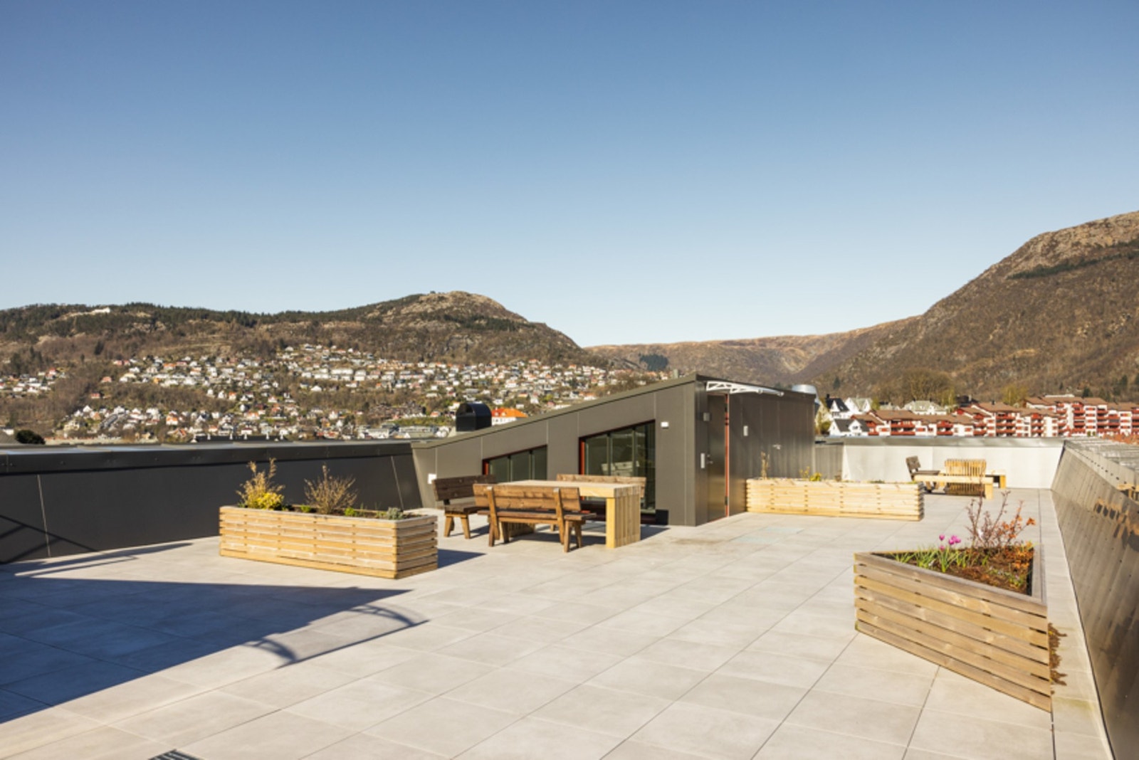 Borettslaget har en fantastisk felles takterrasse. Her kan du nyte gode solforhold og en utsikt over "hele" Bergen. Galleribilde