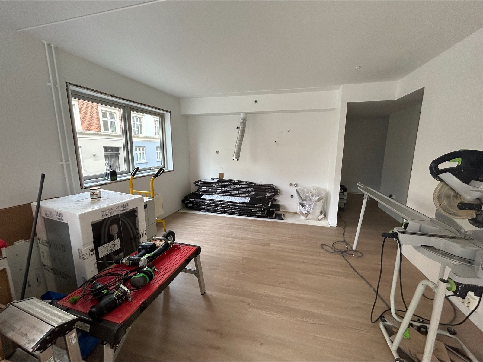 Det vil bli satt inn et helt nytt kjøkken. Kun oppvaskmarkin medfølger. Galleribilde