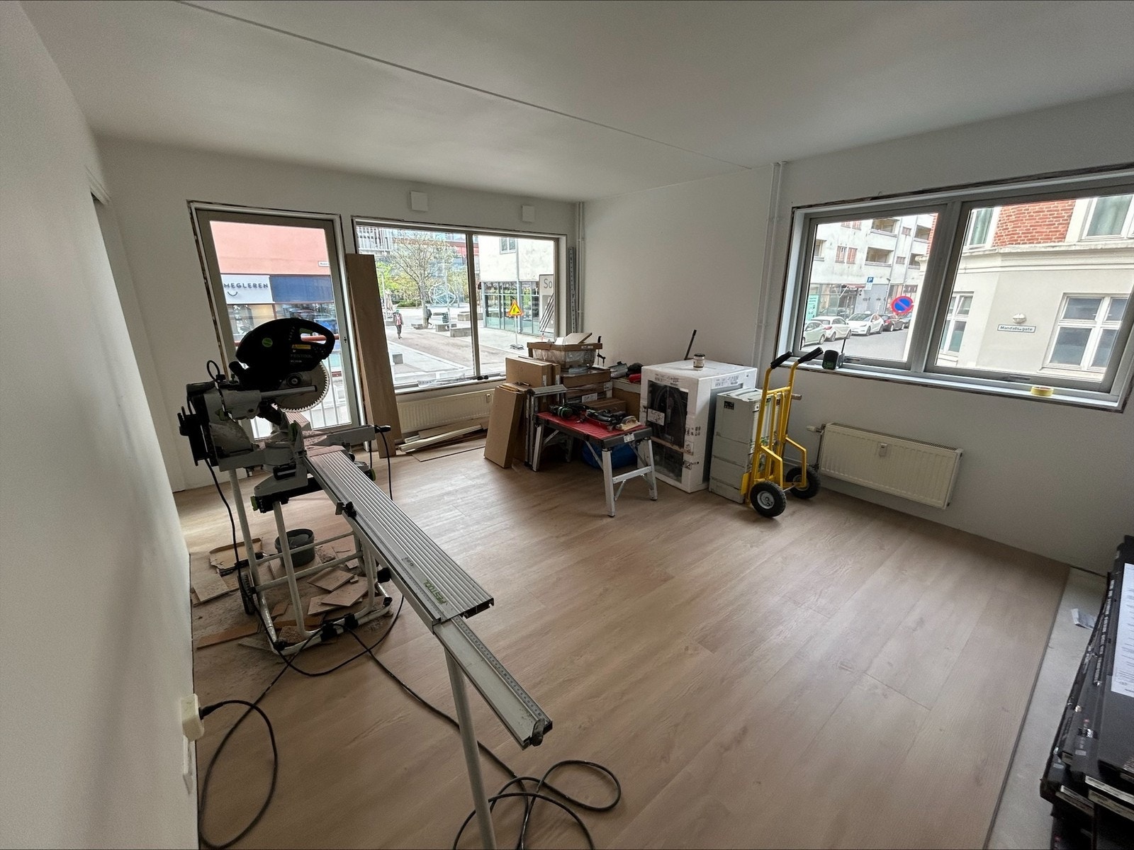 Stuen er nylig malt, med nytt gulv og skal få nye lister. God utsikt til Teaterplassen. Galleribilde