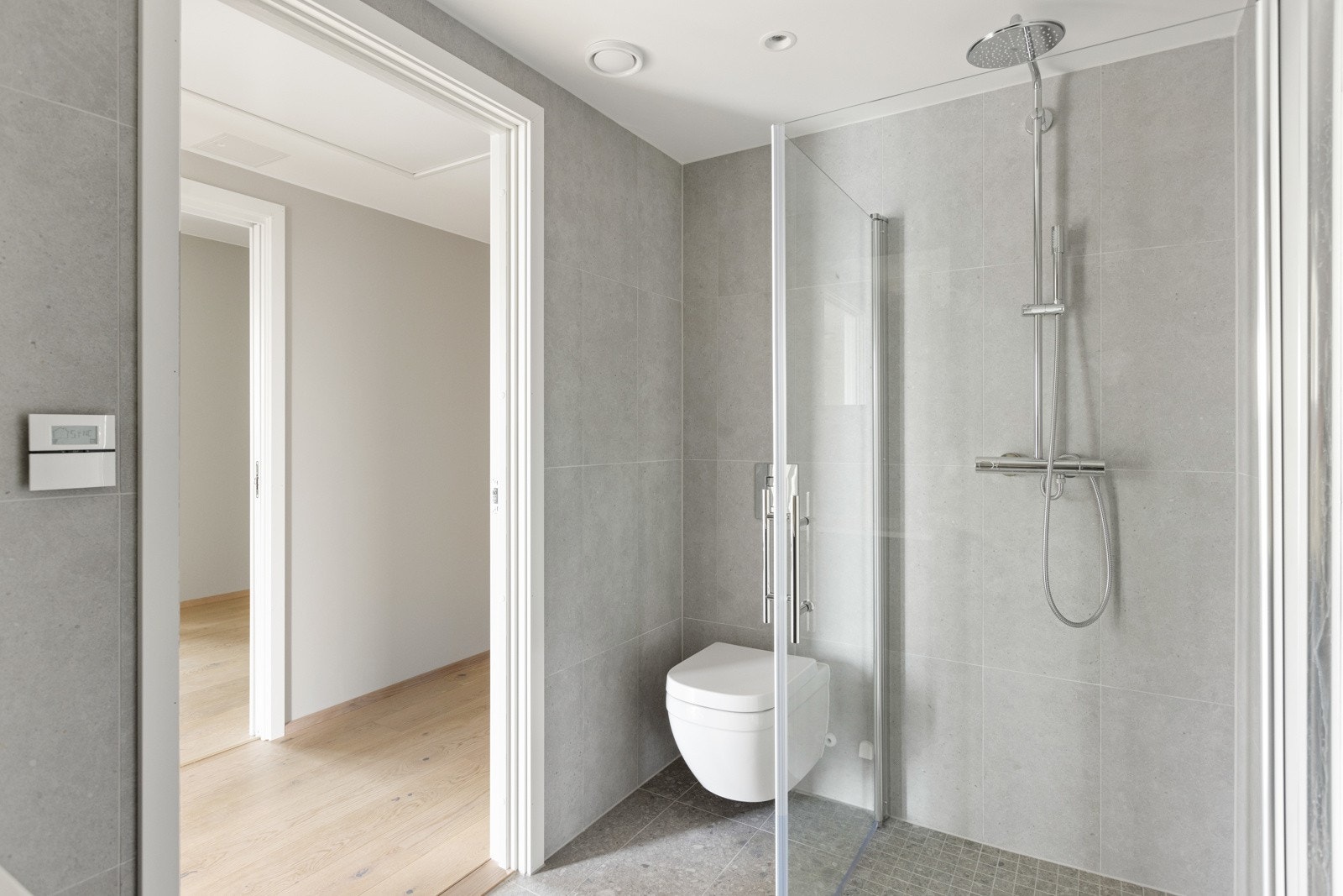 Badet er flislagt med varmekabler og tidsriktige farger. Galleribilde