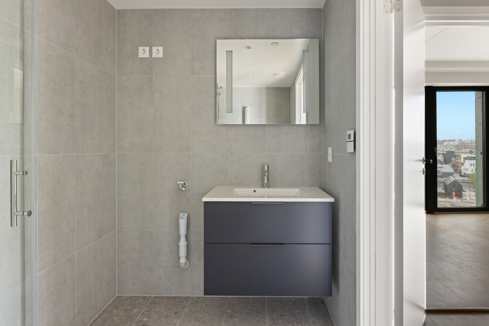 Innredningen tar igjen fargen fra kjøkkenet og gir leiligheten et stilrent uttrykk. Galleribilde