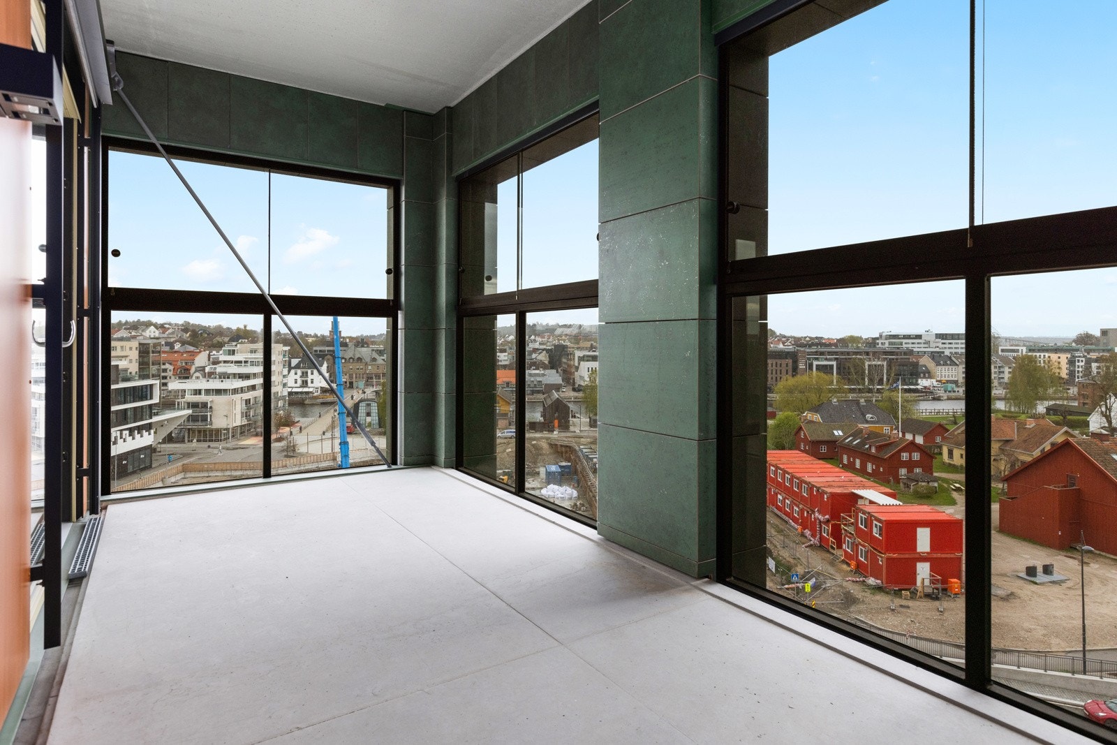 Balkongen er innglasset noe som gjør den brukervennlig store deler av året. Galleribilde