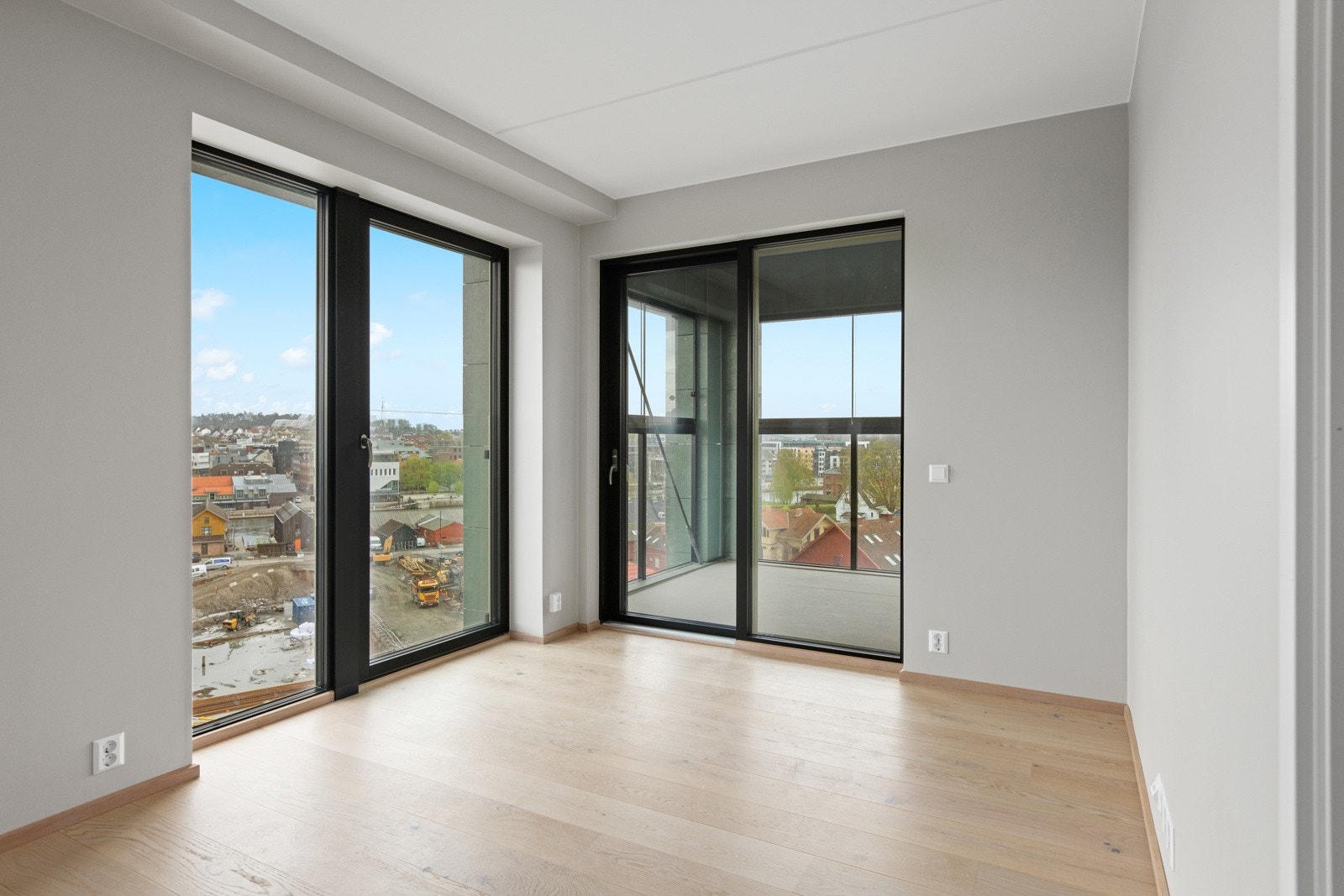 Leiligheten har en god takhøyde og store vindusflater. Galleribilde