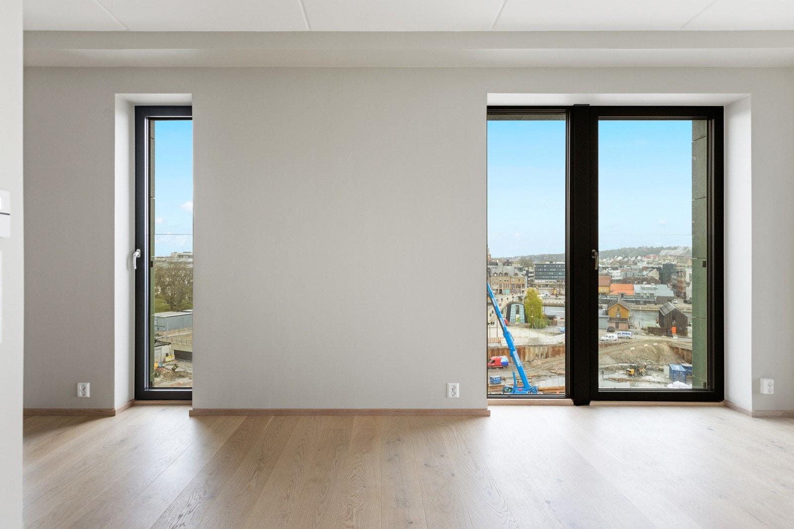 Gulvet er av enstavs eik og har vannbåren varme. Galleribilde