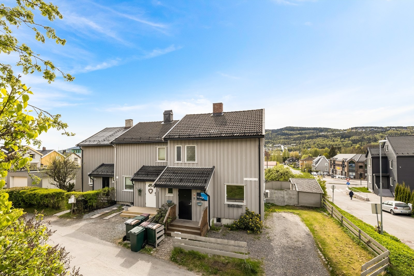 Kjedet enebolig m/hage og stor terrasse - mulighet for 3 soverom - 2 stuer, kontor og vaskerom - nær Øren skole Galleribilde