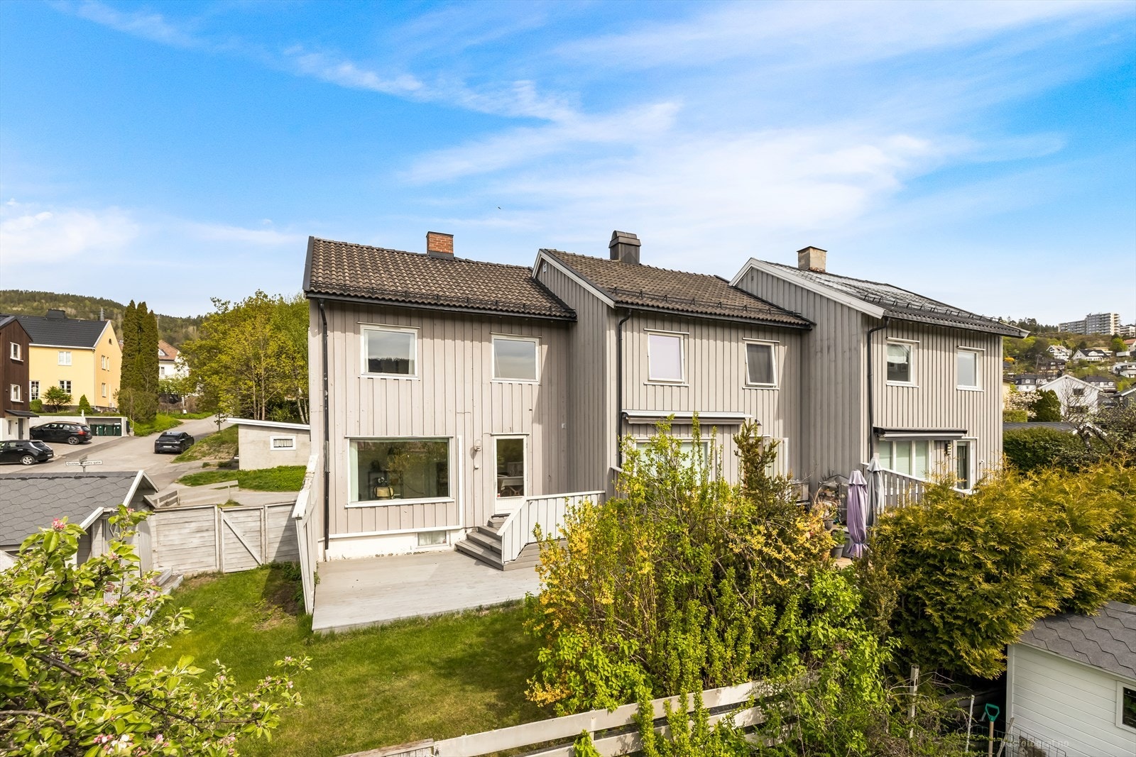 Boligen er beliggende på enden og har en fin uteplass og gode parkeringsforhold Galleribilde