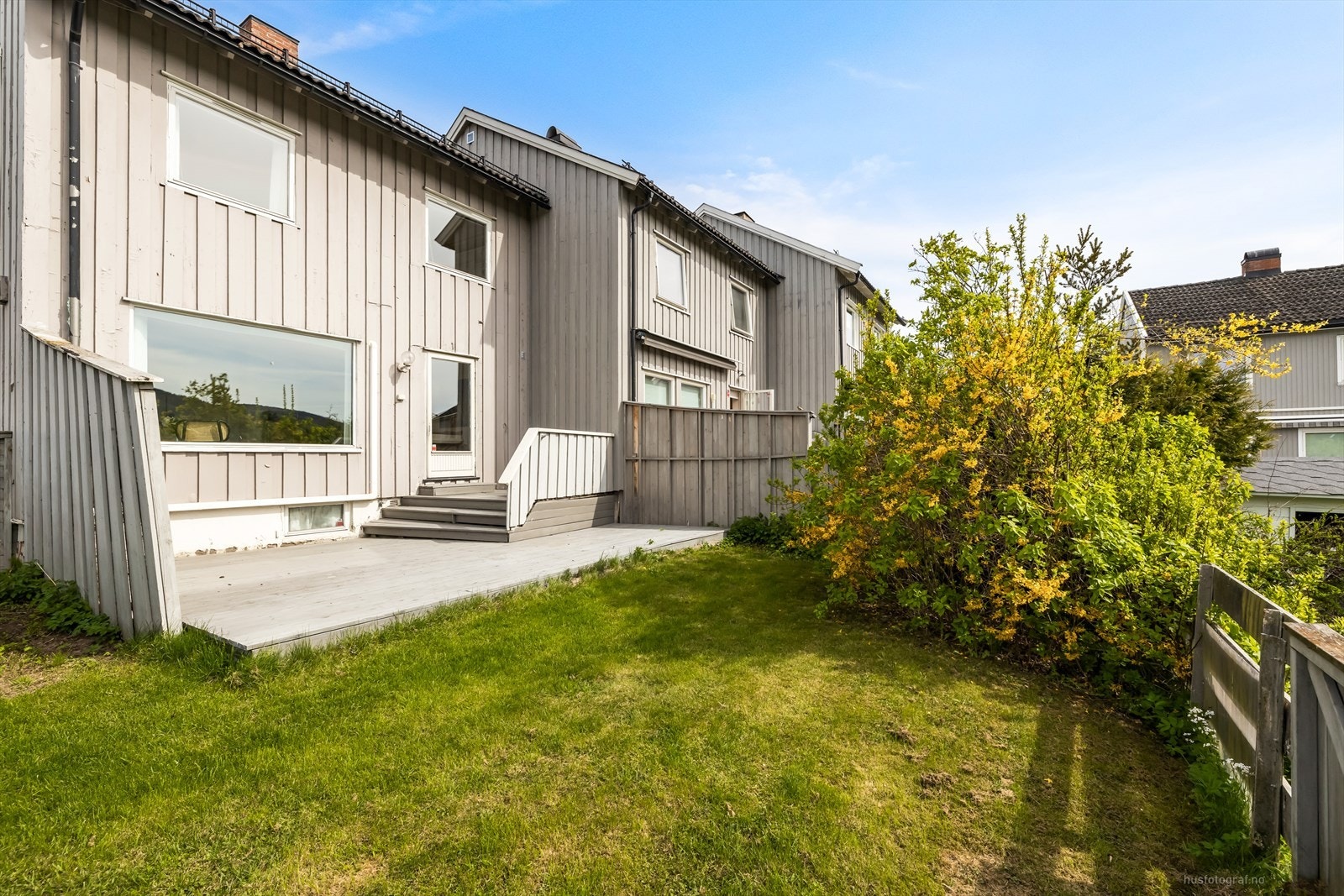 Usjenert terrasse og hage Galleribilde