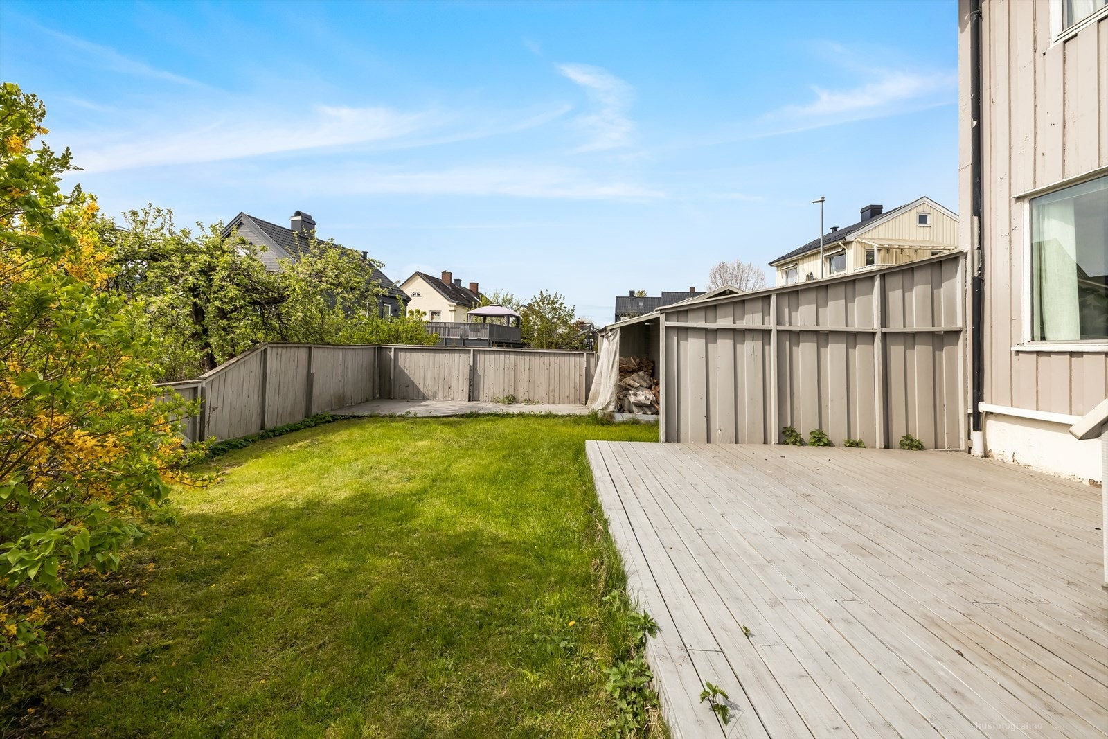 Stor, solrik terrasse og hage med utgang fra stue Galleribilde