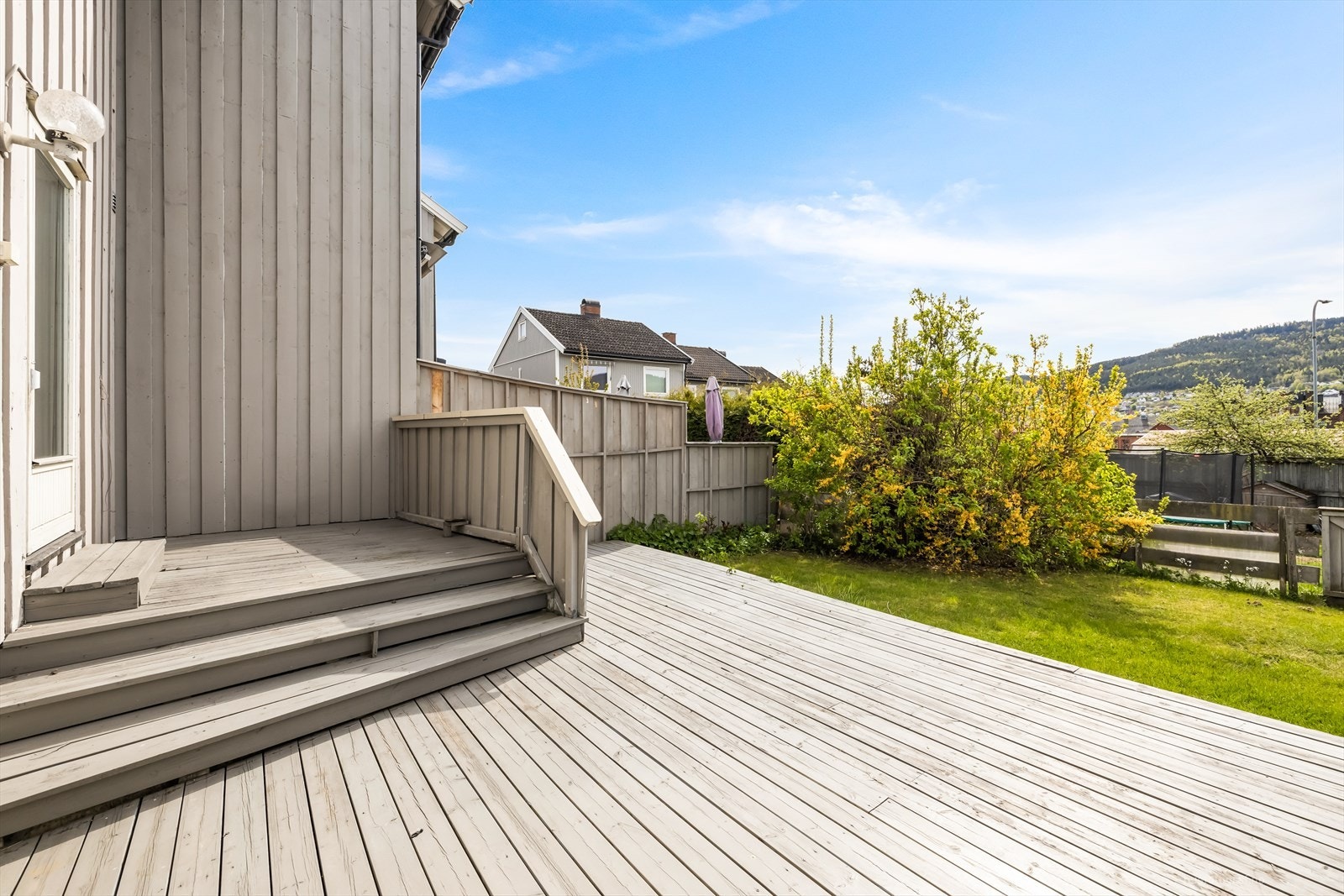 Terrasse som er usjenert med gode solforhold Galleribilde