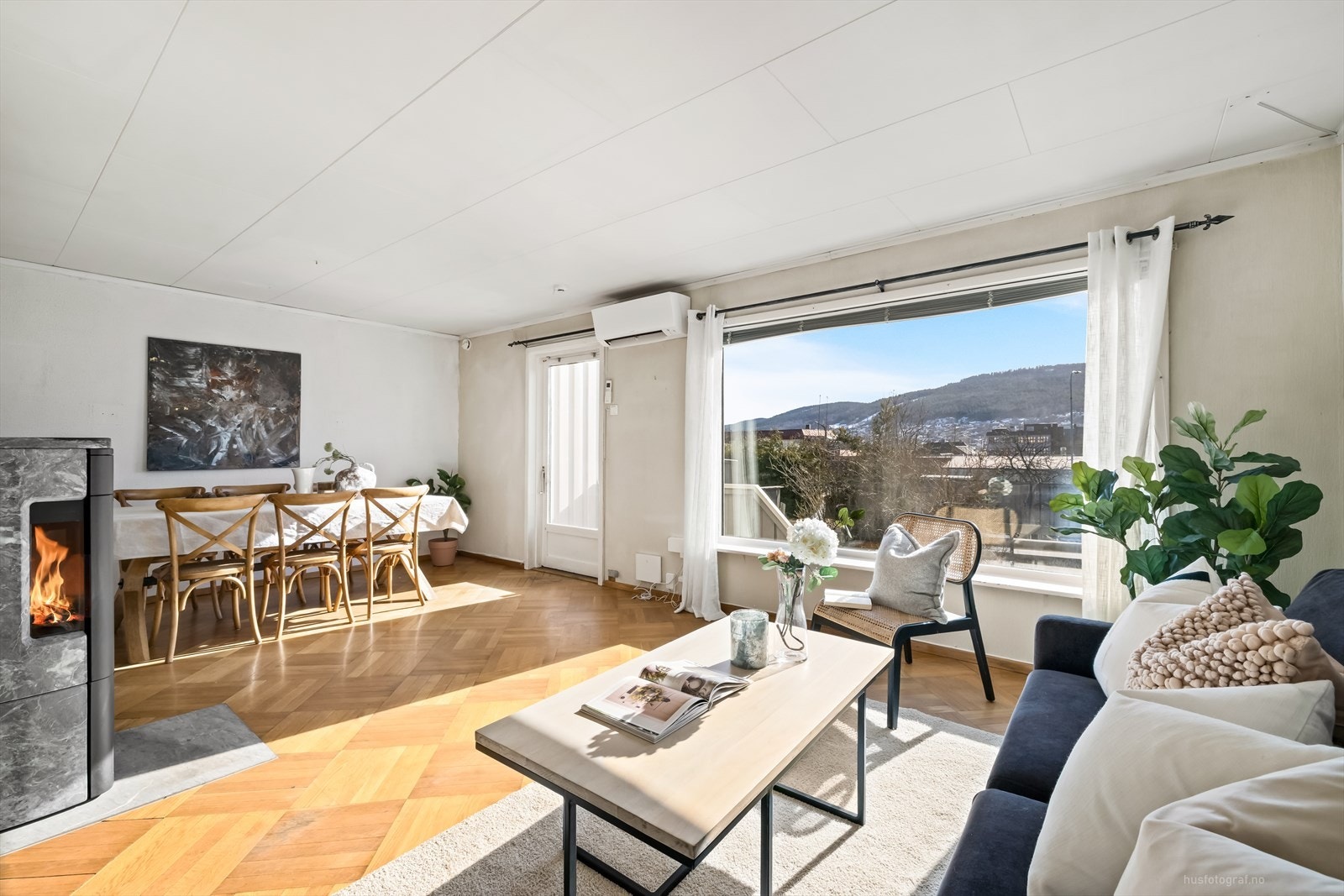Lys og hyggelig stue med utgang til terrasse Galleribilde