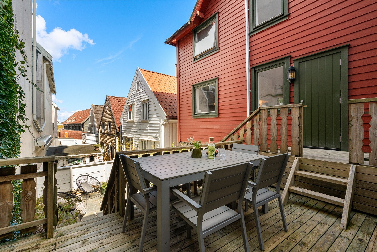 Lun bakgård med platting - en skjermet perle midt i byen. Galleribilde