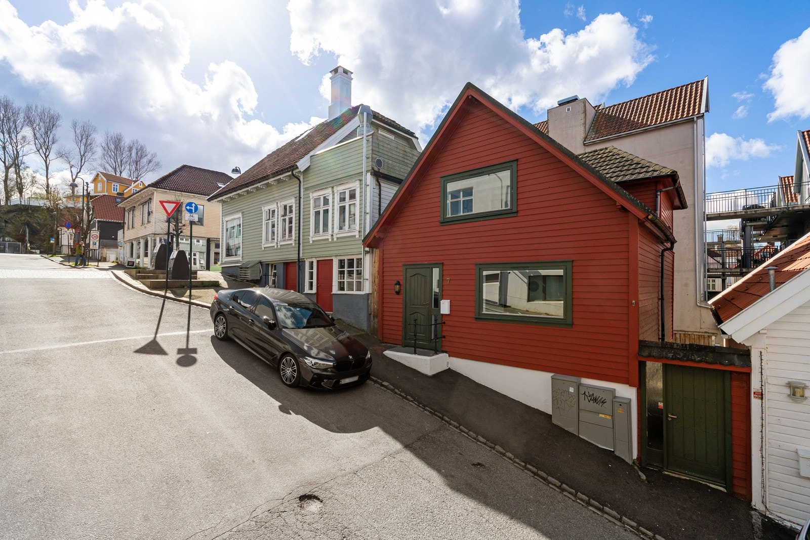 Soneparkering i gaten. Galleribilde