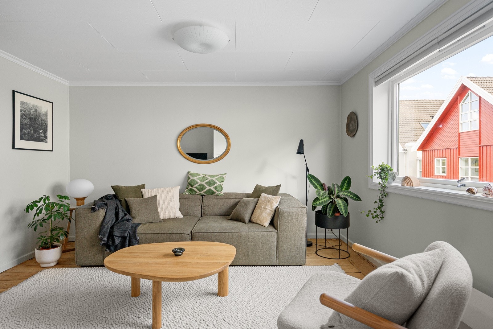 Store vindusflater slipper lyset inn og gir lun atmosfære hele året. Galleribilde