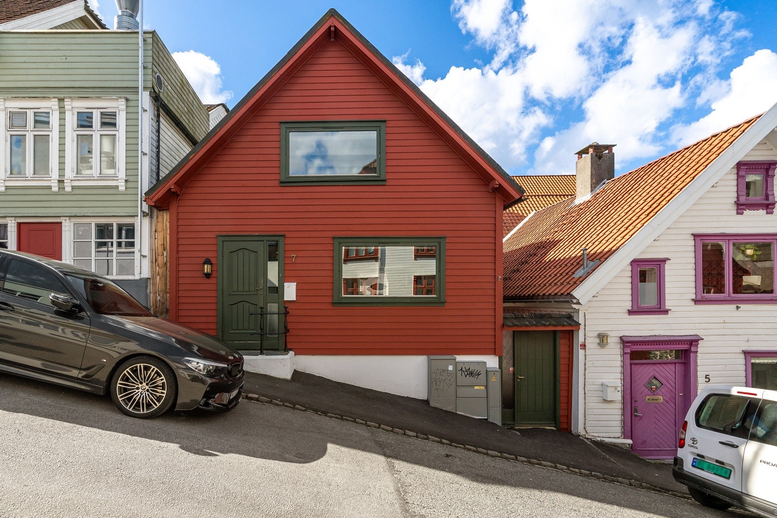 Sjarmerende og velholdt fasade, med et hjem som har både historie og moderne sjarm Galleribilde