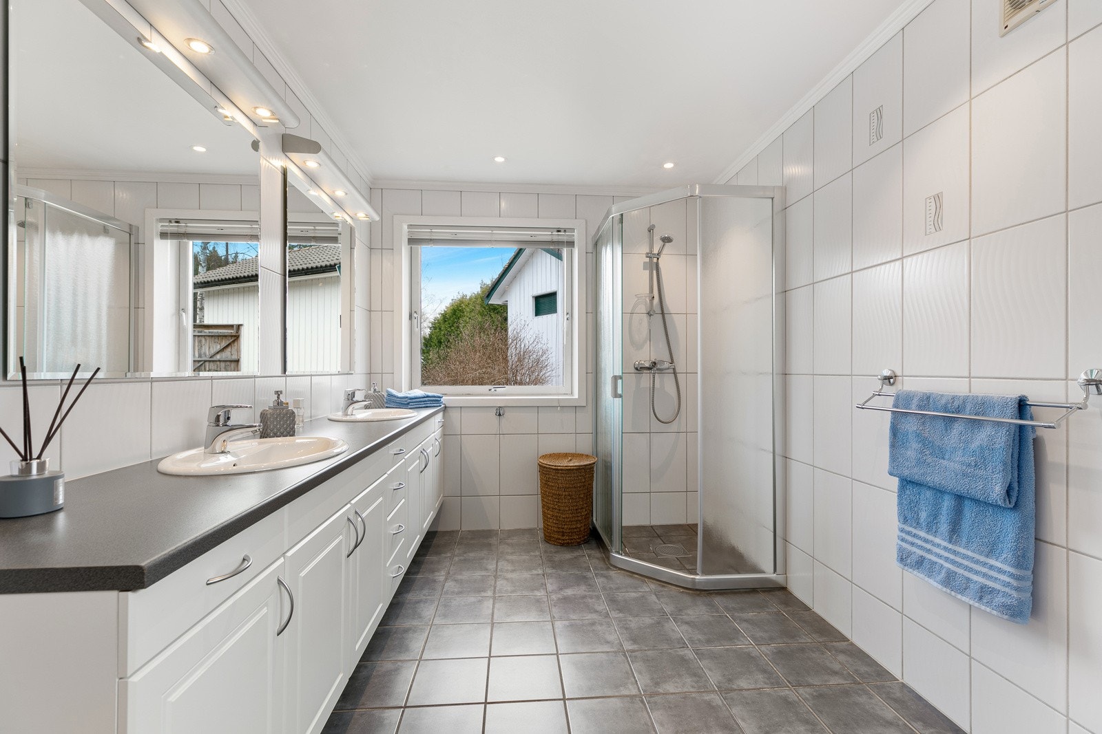 Badet i hovedetasjen er innredet med toalett, 2 nedfelte servanter med skapseksjon Galleribilde