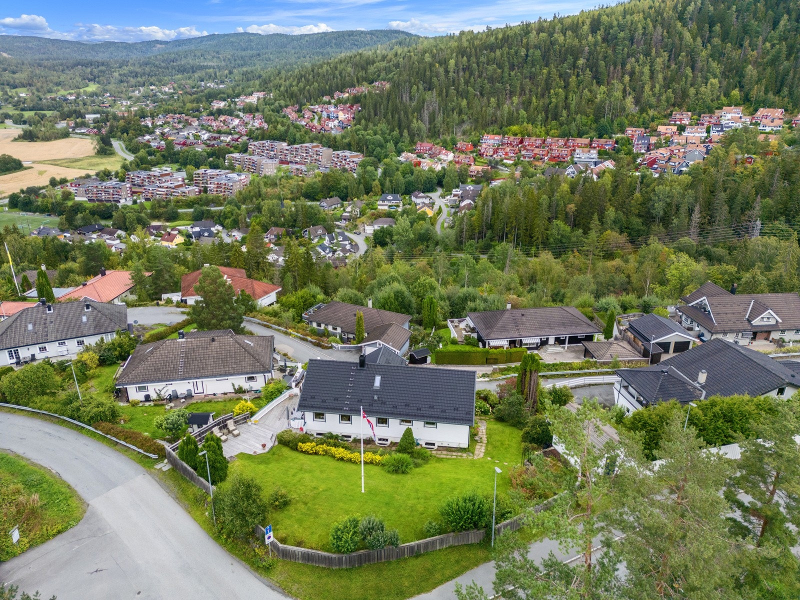 Tomten har praktfull utsikt over hele Lommedalen, Helset og Berglia Galleribilde