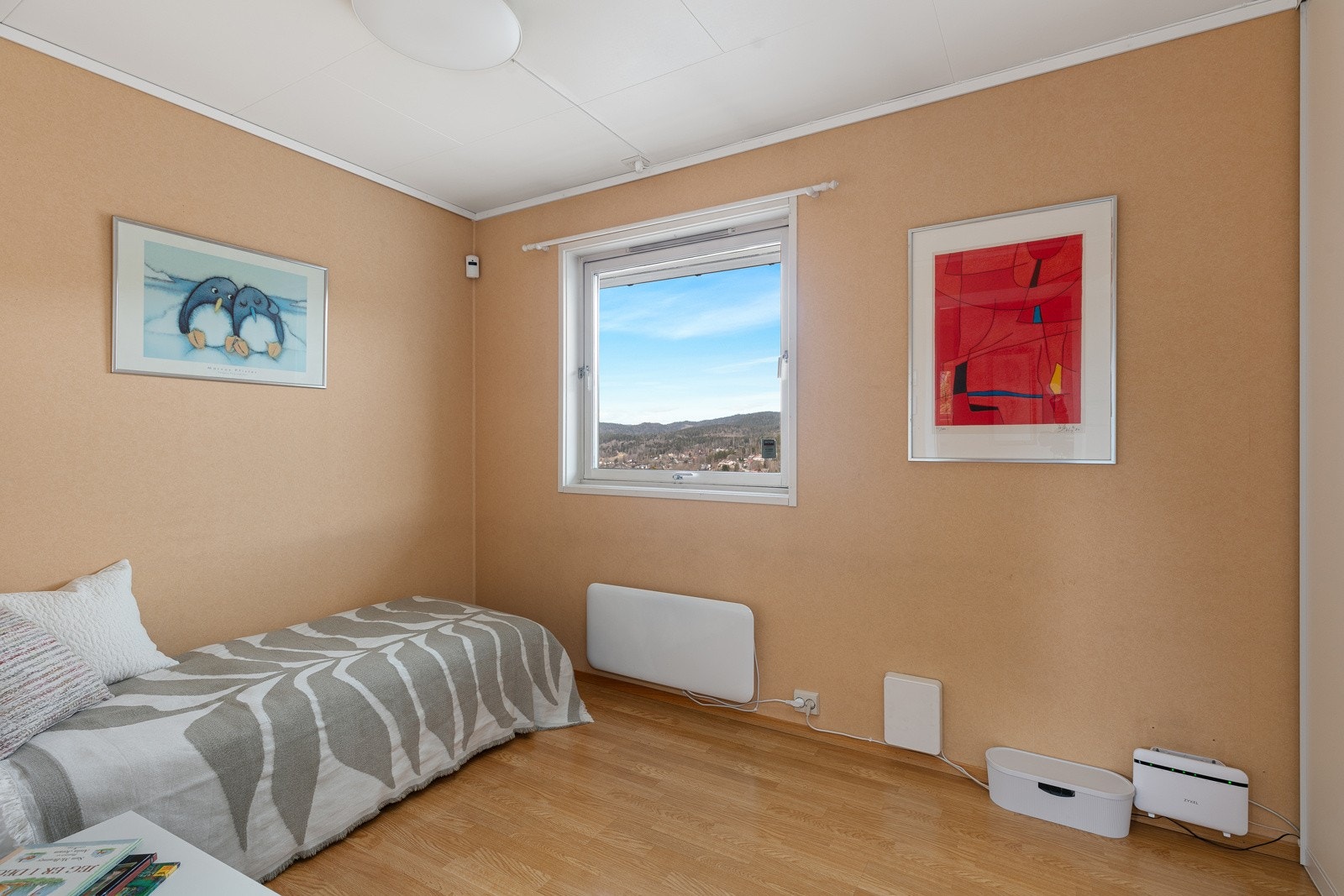 Soverom 2 i 1. etasje har vindu mot terrasse og innredning med enkeltseng og skyvedørsgarderobe Galleribilde