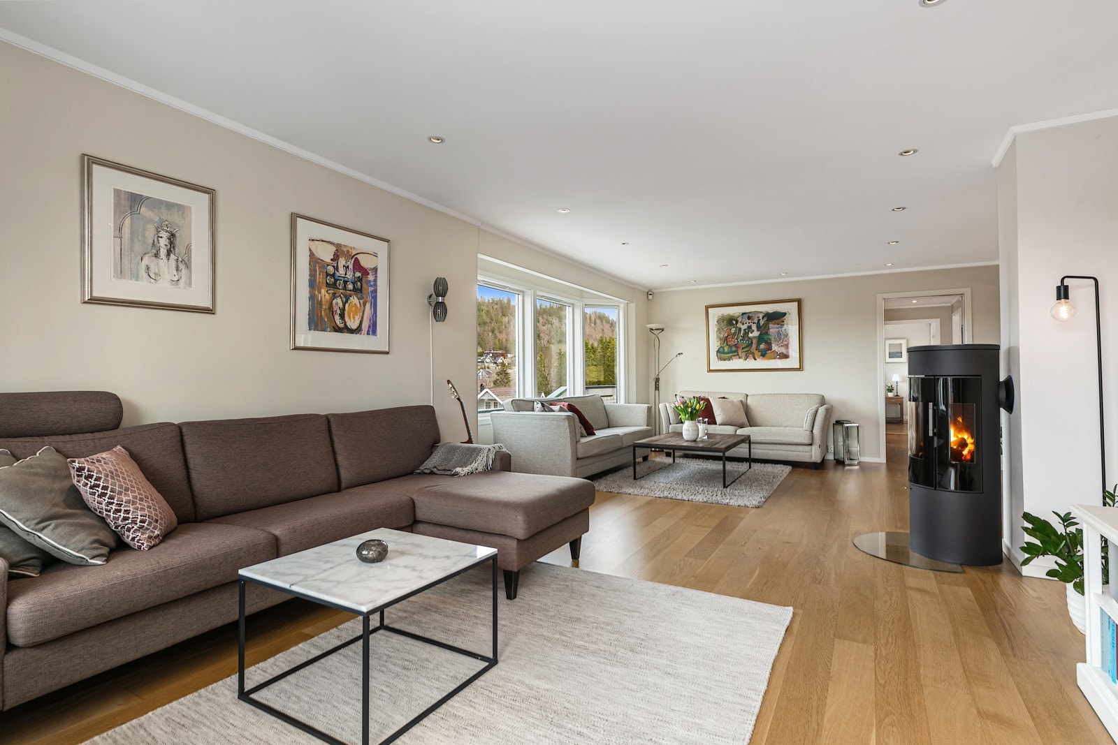 Stuen har god plass for å innredes i to ulike soner Galleribilde