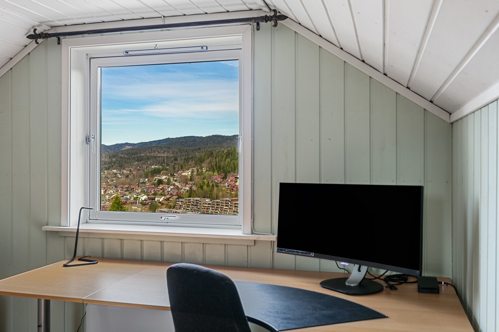 Loftstuen/allrom er innredet med kontorplass, lesekrok og trimapparat. Tilgang også til bodrom Galleribilde