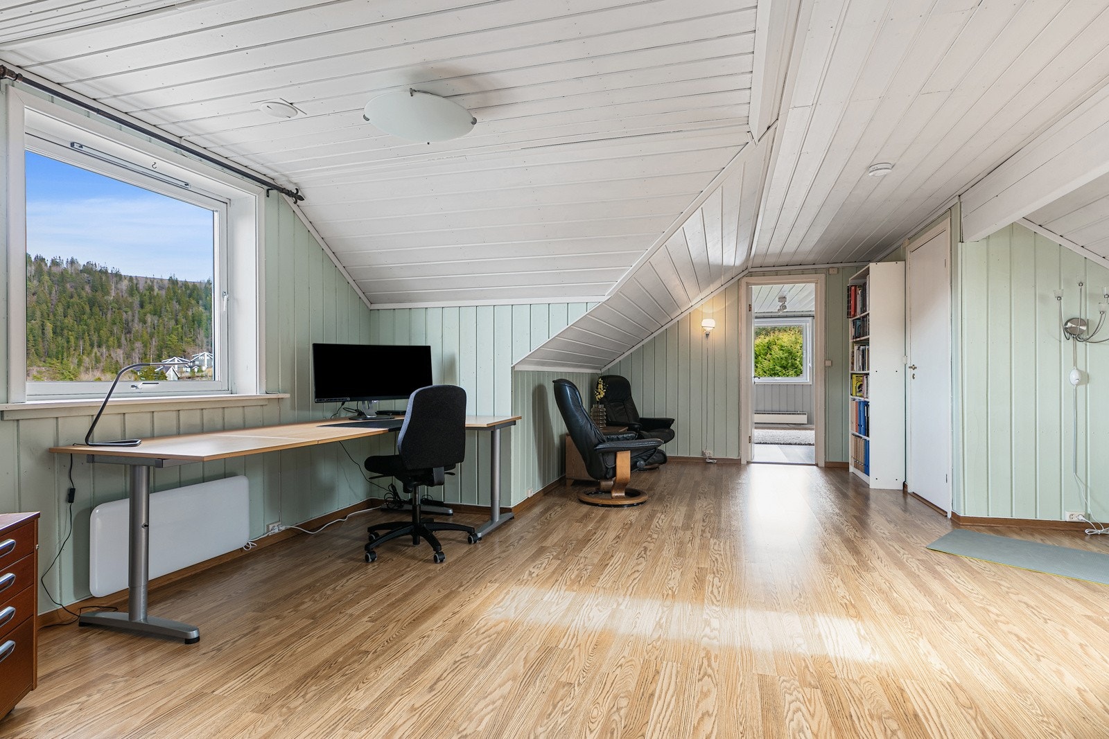 Loftstuen/allrom er innredet med kontorplass, lesekrok og trimapparat. Tilgang også til bodrom Galleribilde