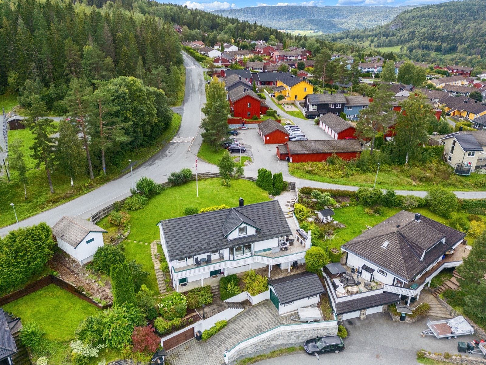 Den innholdsrike eneboligen går over 3 fulle etasjer, og inkluderer to garasjer og parkering i egen oppkjørsel. Galleribilde