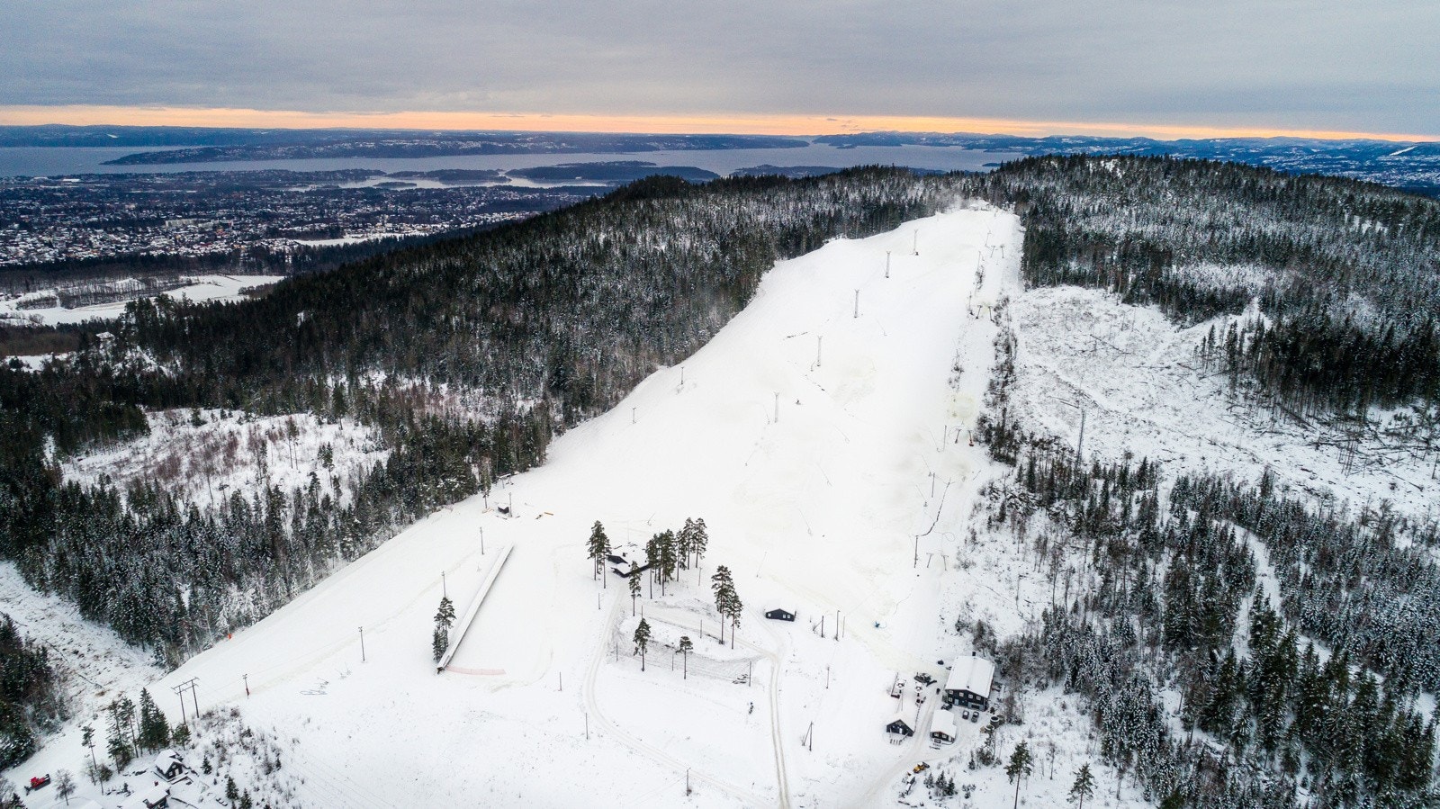 Adressen gir nærmest ski in - ski out følelsen, med kun 3 minutters kjørevei til Kolsås skianlegg Galleribilde