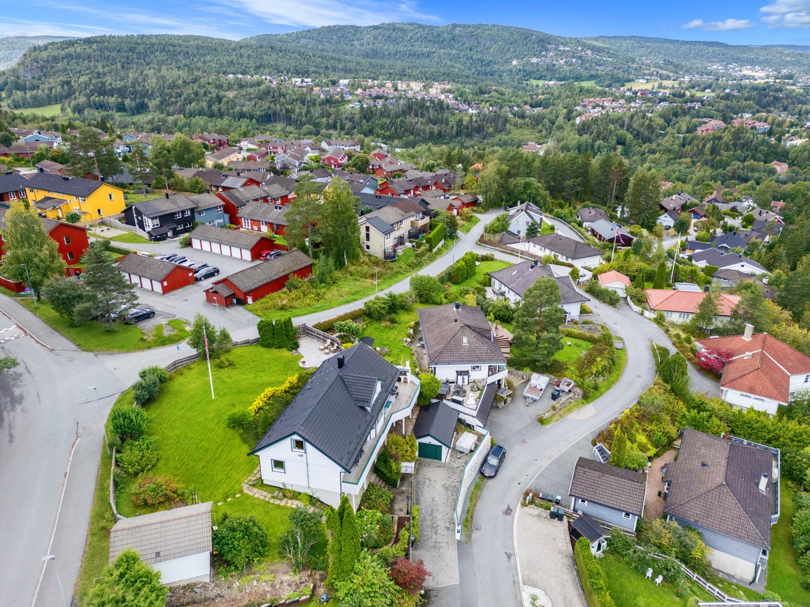 Eiendommen inngår i et hyggelig bomiljø bestående av småhusbebyggelse. Galleribilde