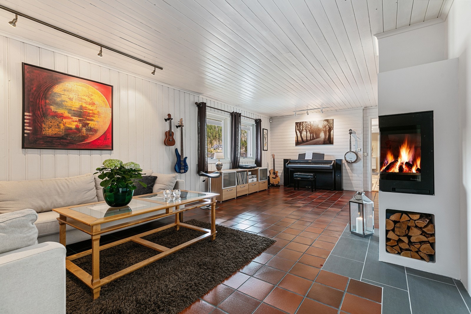 Kjellerstuen er utstyrt med en moderne elementpeis fra 2017 Galleribilde