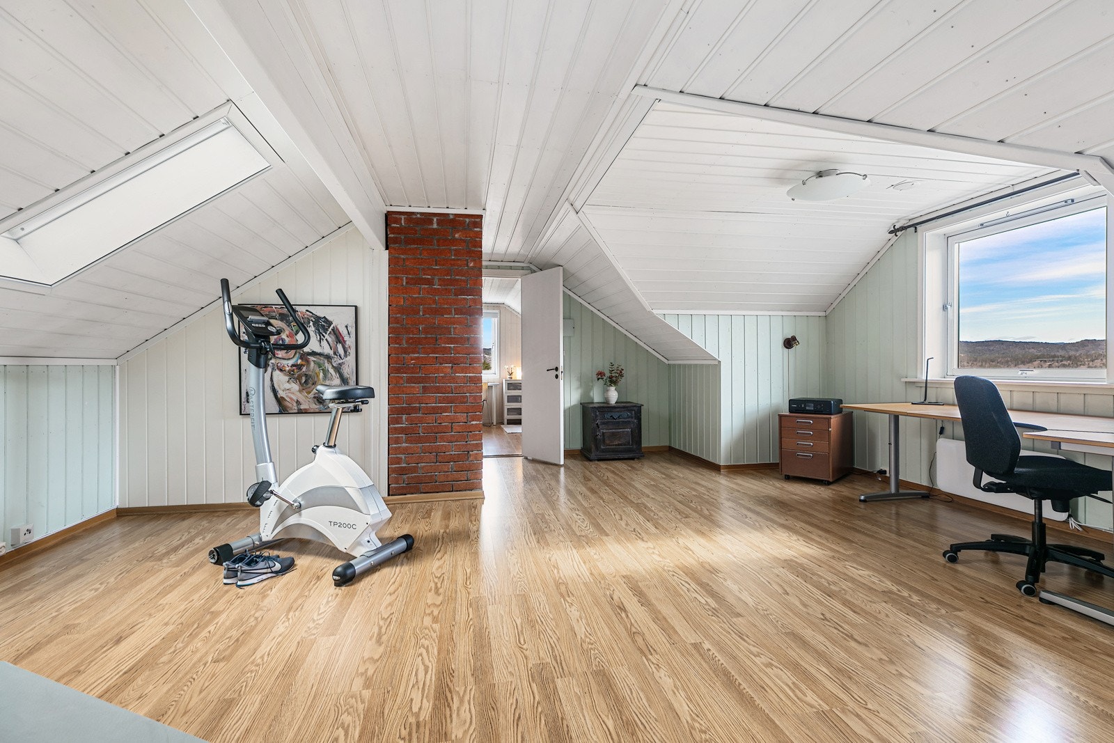 Loftetasjen er innredet med en loftstue/kontor, med stort potensial for utnyttelse. Nytt takvindu fra 2021 Galleribilde