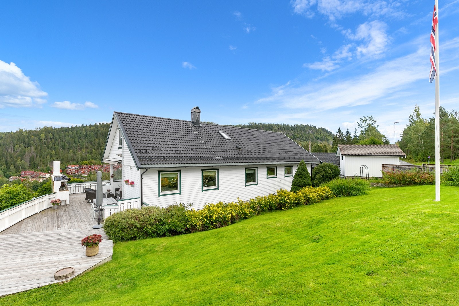 Frodig hageareal på alle sider av boligen. Det er montert markise, terrassevarmer og belysning i tilknytting til terrassen. Galleribilde