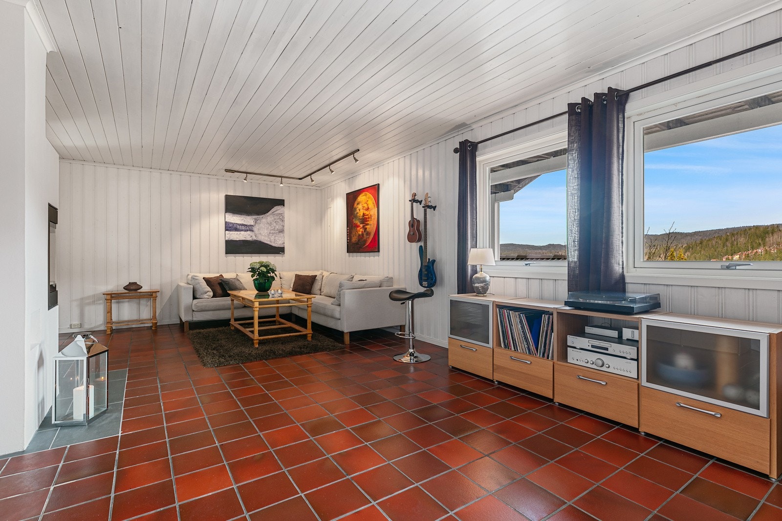 Kjellerstuen har godt innfall av dagslys, og rikelig plass for møblering Galleribilde