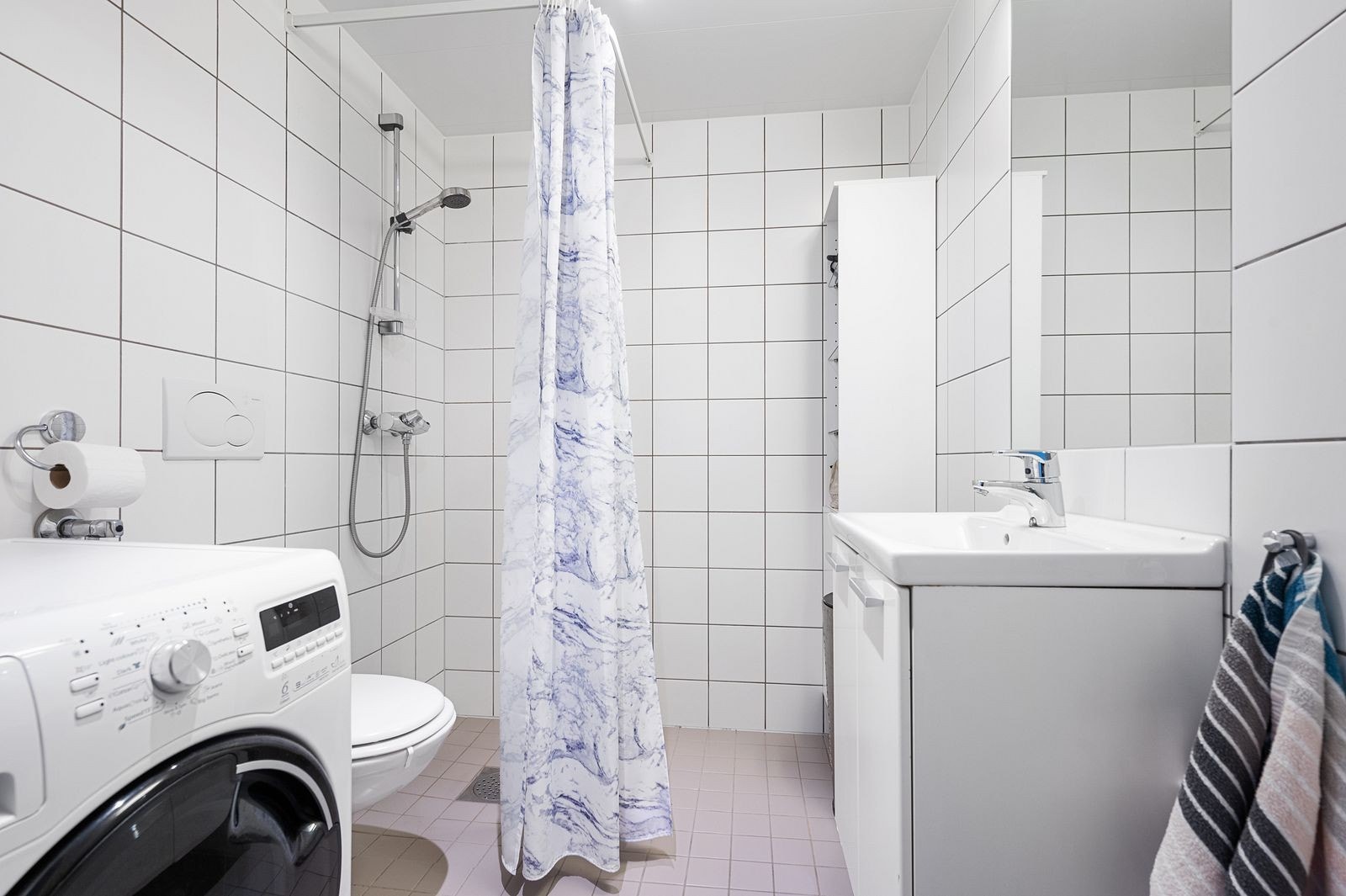Komplett flislagt bad med varmekabler. Vaskemaskin medfølger ikke. Galleribilde