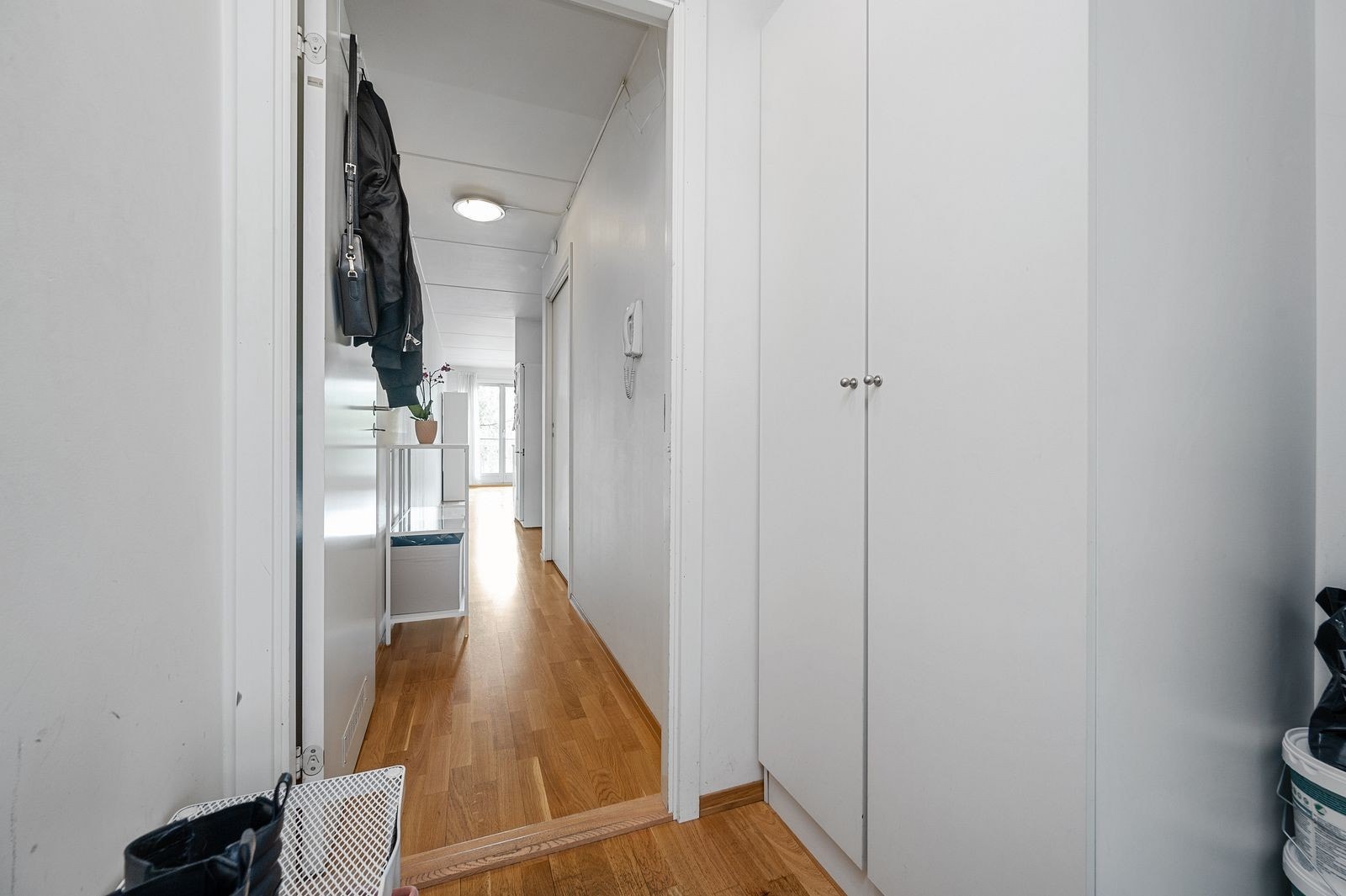 Gang/entrè med skap og plass til å sette fra seg sko. Galleribilde