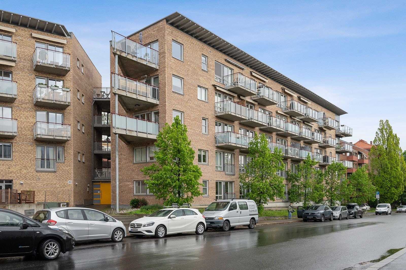 Velkommen til Arendalsgata 20C. Leiligheten ligger i 1. etg. midt mellom trærne lengst til venstre. Galleribilde