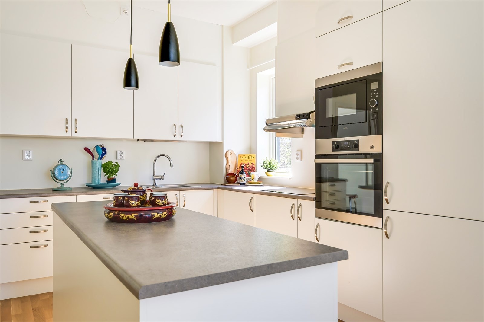 Innredningen er moderne med hvite, slette fronter og benkeplate i laminat Galleribilde