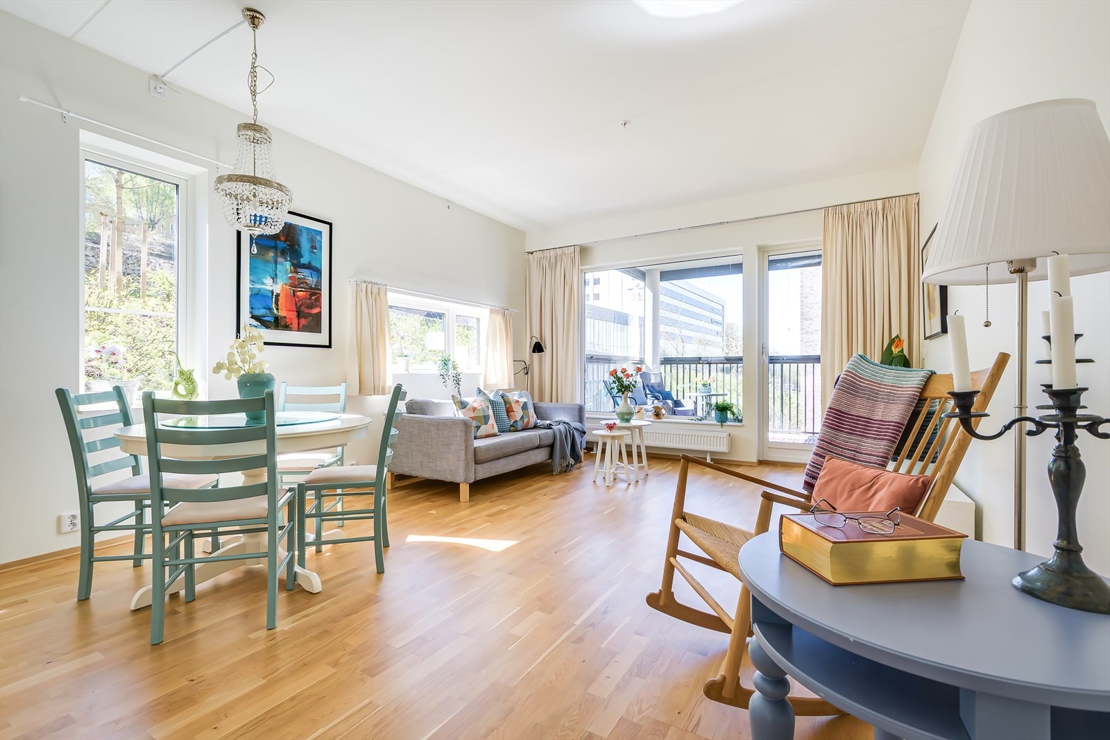 Lys og romslig stue med god plass til spisebord, sofa og øvrig møblement Galleribilde