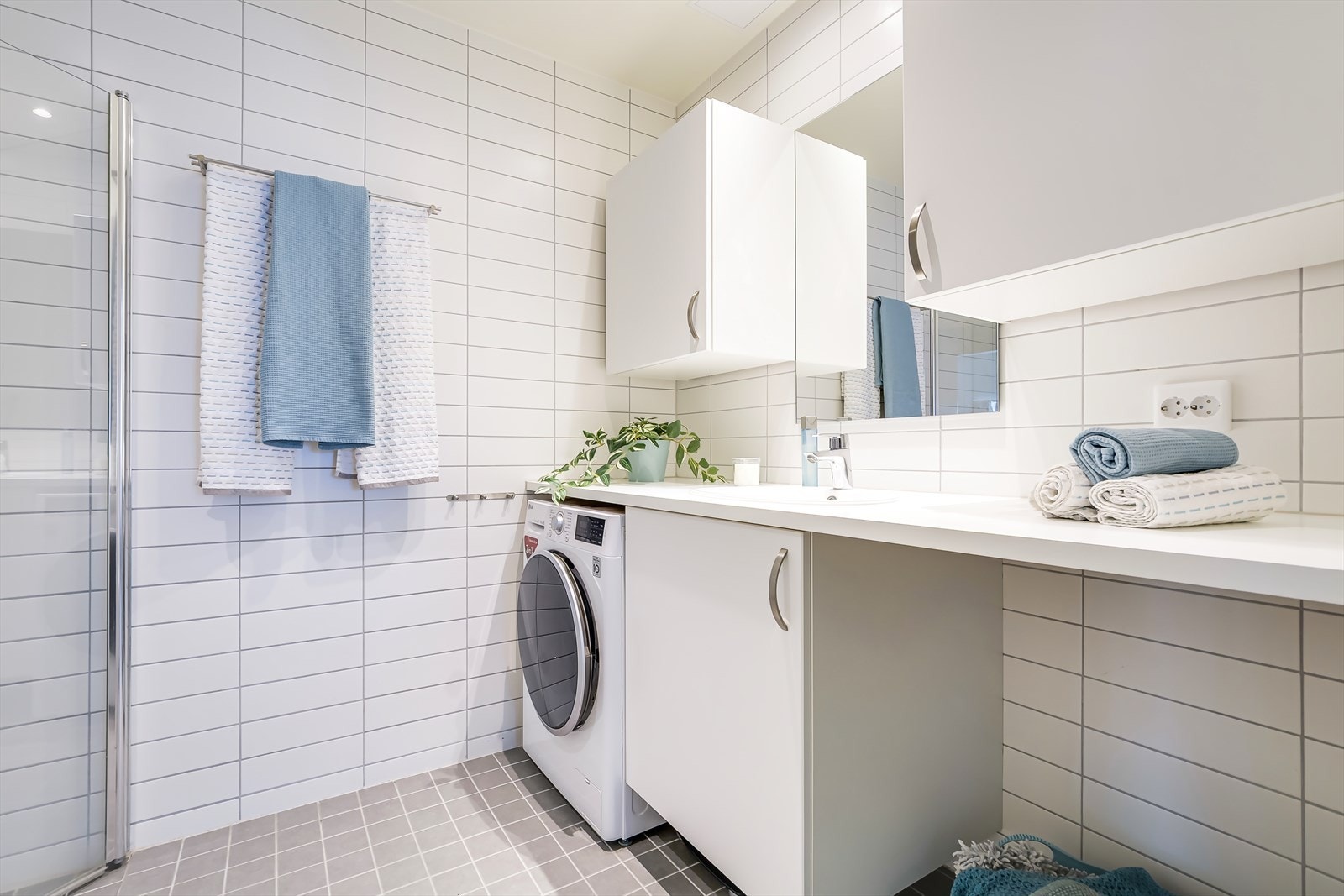 Baderomsinnredningen består av servantskap, dusjsone, toalett og opplegg for vaskemaskin og tørketrommel Galleribilde