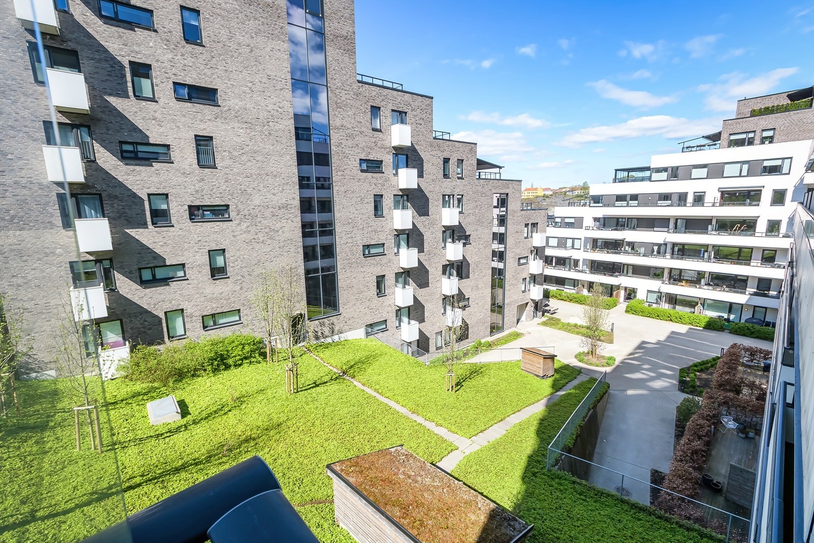 Utsikt mot grønne fellesareal Galleribilde