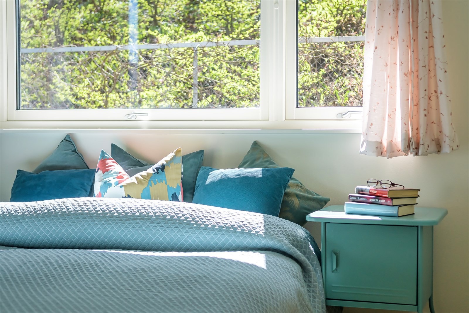 Hovedsoverommet ligger skjermet med grønt utsyn Galleribilde