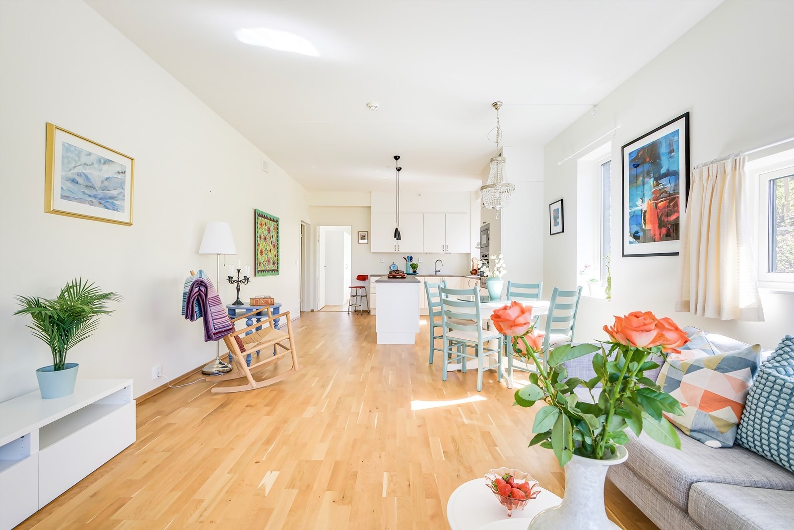 Hjørnebeliggenheten slipper inn godt med naturlig sollys Galleribilde