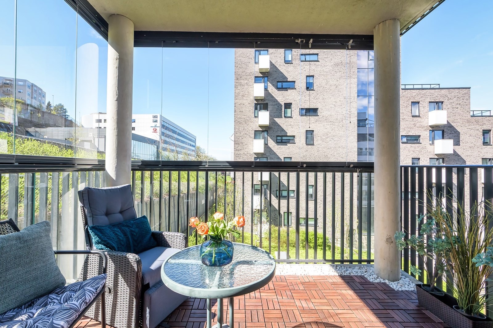 Innglasset balkong som gir et ekstra oppholdsrom året rundt Galleribilde